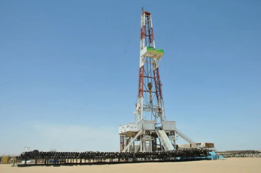 «Türkmennebit» döwlet konserniniň burawçylary Uzynada käninde üç guýynyň gazuwyny tamamlady