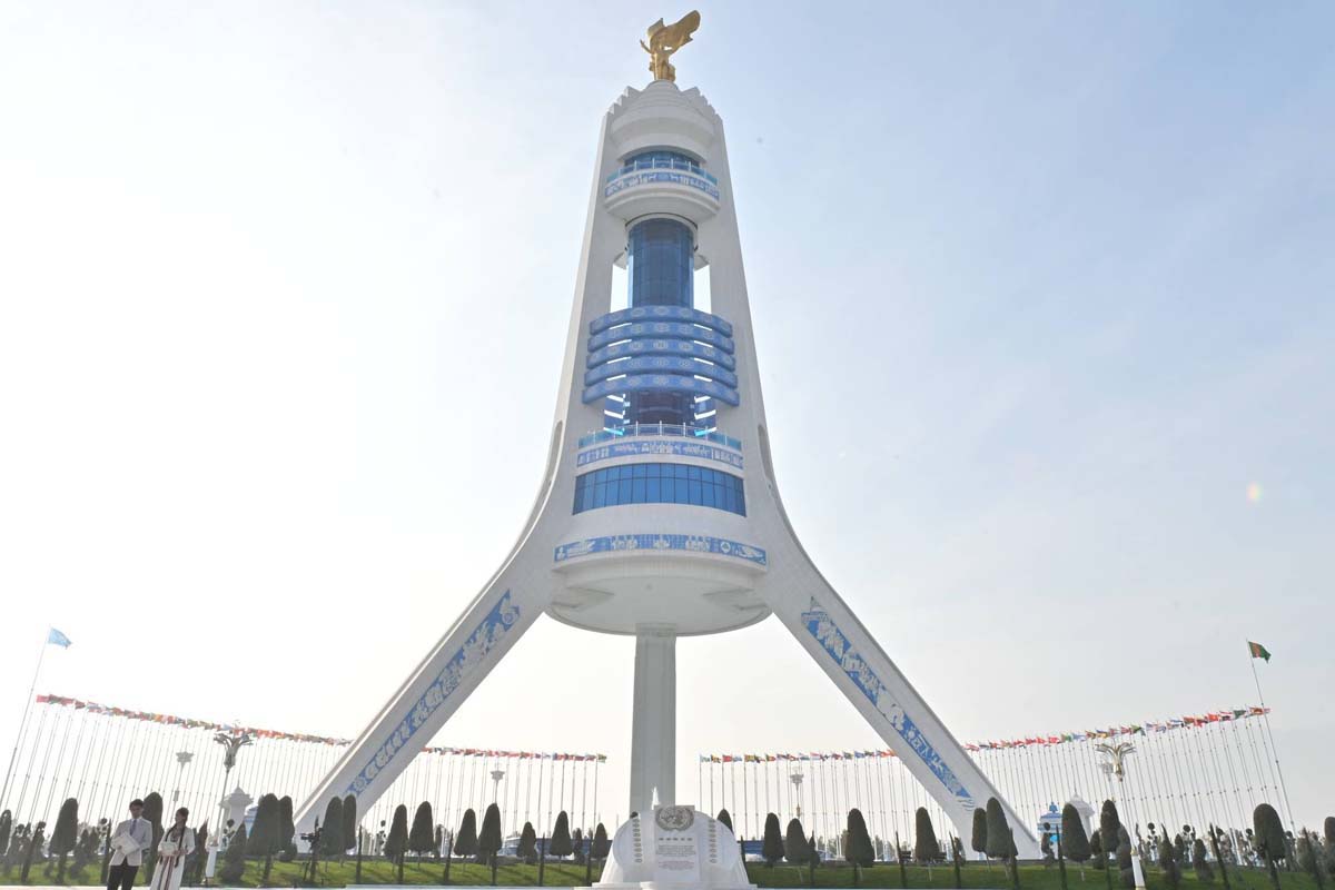 President of Turkmenistan and Foreign Guests laid flowers at the Monument of Neutrality
